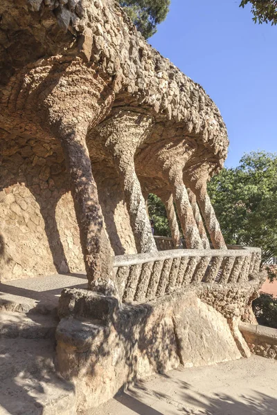 Park Guell, Barselona, İspanya. Park Gaudi tarafından tasarlanmış ve 1900-1914 yılında inşa edilmiştir. Düşen sütunlar ile Colonnade  