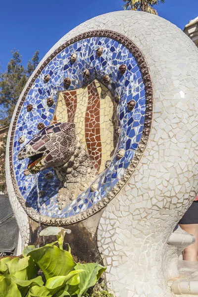 スペイン バルセロナ 2014 バルセロナのグエルを公園 公園は ガウディによって設計され 1900 1914 年に建てられました 爬虫類の頭の形の小さな噴水 — ストック写真