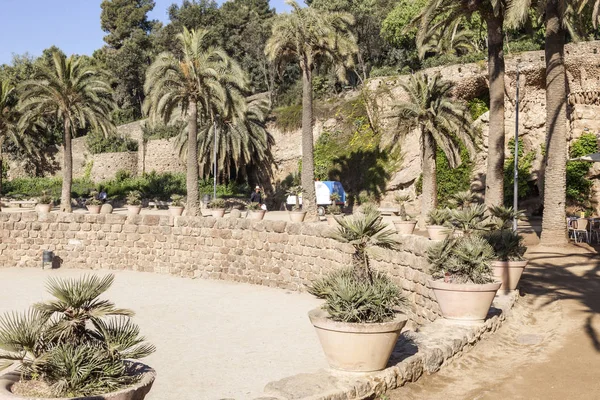 İspanya, Barselona - 05.05.2014: Park Guell, Barcelona, İspanya. Park Gaudi tarafından tasarlanmış ve 1900-1914 yılında inşa edilmiştir. Düşen sütunlar ile Colonnade  