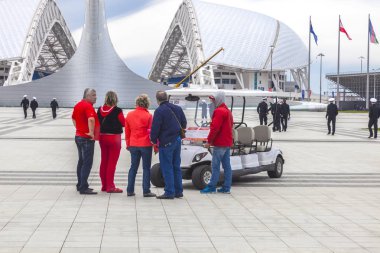 Caucasus, Sochi, Rusya Federasyonu - Nisan 27.2015: turist bir grup bir yürüyüş için bir gezi araba Kiralık