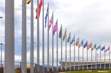 Caucasus, Sochi, Rusya Federasyonu - Nisan 27.2015: 2014 Kış Olimpiyatları Olimpiyat tesisleri yanında katılan ülkelerin bayrakları