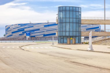 Caucasus, Sochi, Rusya Federasyonu - Nisan 27.2015: Olimpiyat tesisleri 2014 Kış Olimpiyat Oyunları. Asansör Engelliler - büyük buz Sarayı standları tırmanma için tekerlekli sandalyeler için