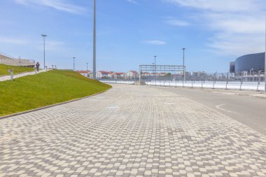 Caucasus, Sochi, Rusya Federasyonu - Nisan 27.2015: Olimpiyat tesisleri 2014 Kış Olimpiyat Oyunları. Formula 1 araba parça ve tepeye hiçbir hareket eden kişiler için yolun