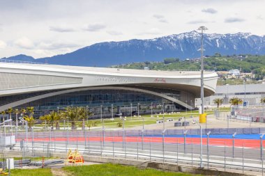 Caucasus, Sochi, Rusya Federasyonu - Nisan 27.2015: Kış Olimpiyat Oyunları 2014 Olimpiyat nesneleri. Merkezi alan Olimpiyat karmaşık ve otomotiv devre Formula 1