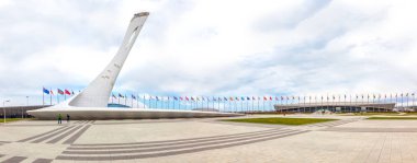 Caucasus, Sochi, Rusya Federasyonu - Nisan 27.2015: Kış Olimpiyat Oyunları 2014 Olimpiyat nesneleri. Merkezi alan Olimpik Kompleks. Olimpiyat meşalesinin kase. Panorama 