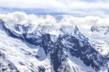 Dağlar iklim ve Kayak Tatil Dombay biri