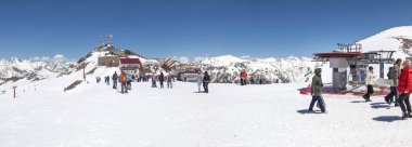 Dombay, Rusya Federasyonu - 03.2015 olabilir: Bir dağ Mussa-Achitara üzerinde hava istasyonu Asansör. Panorama