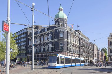 Amsterdam, Hollanda - 01.2011 olabilir: Şehir sokaklarını krallığın başkenti. Evlerin cepheler