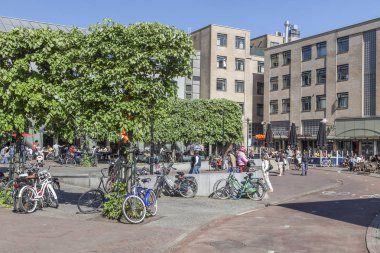 Amsterdam, Hollanda - 01.2011 olabilir: Şehir sokaklarını krallığın başkenti. Evlerin cepheler