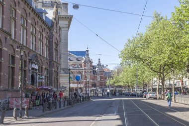 Amsterdam, Hollanda - 01.2011 olabilir: Şehir sokaklarını krallığın başkenti. Evlerin cepheler