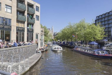 Amsterdam, Hollanda - 01.2011 olabilir: Şehir kanallar ve krallığının başkenti bentleri