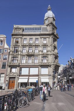 Amsterdam, Hollanda - 01.2011 olabilir: Şehir sokaklarını krallığın başkenti. Evlerin cepheler