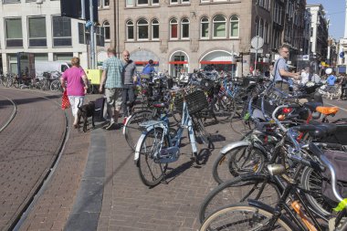 Amsterdam, Hollanda - 01.2011 olabilir: Şehir sokaklarını krallığın başkenti. Bisiklet park yeri