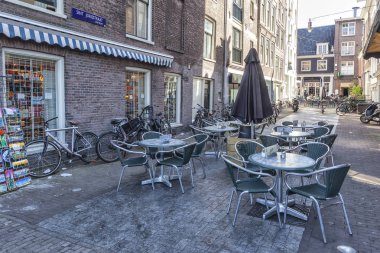Amsterdam, Hollanda - 01.2011 olabilir: Şehir sokaklarını krallığın başkenti. Küçük bir sokakta küçük kafe