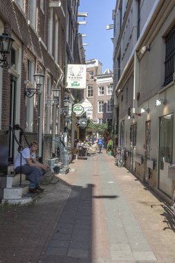 Amsterdam, Hollanda - 01.2011 olabilir: Şehir sokaklarını krallığın başkenti. Küçük bir sokakta küçük kafe