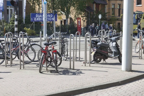 荷兰阿姆斯特丹 2011年5月 王国首都的城市街道 自行车停车场 — 图库照片