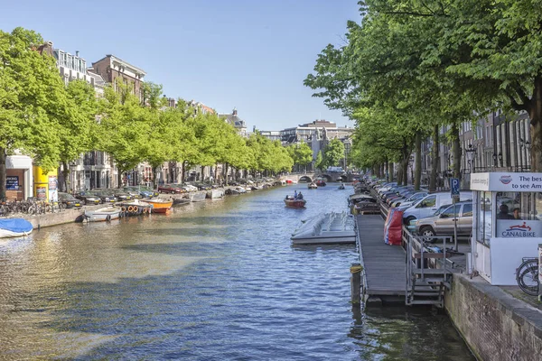 Amsterdam, Hollanda - 01.2011 olabilir: Şehir kanallar ve krallığının başkenti bentleri