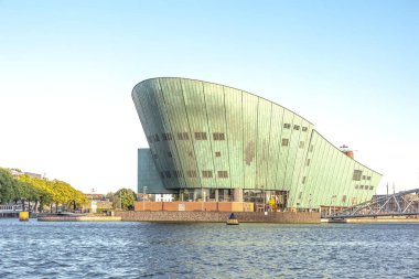Amsterdam, Hollanda - 01.2011 olabilir: Şehir kanallar ve krallığının başkenti bentleri. Bilim Merkezi ve Nemo Müzesi. Mimar Renzo Piano