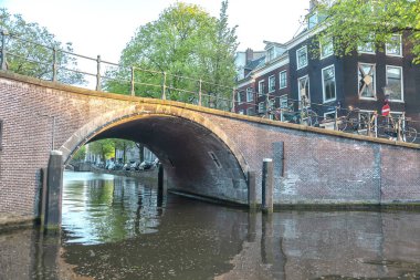 Amsterdam, Hollanda - 01.2011 olabilir: Şehir kanallar ve krallığının başkenti bentleri