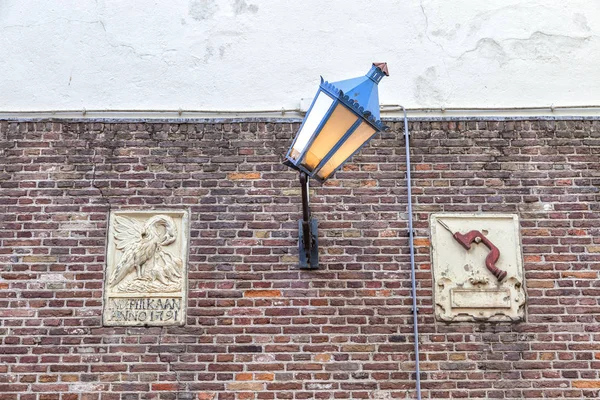 Linterna Vieja Rota Pared Una Casa Medieval — Foto de Stock