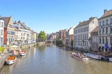 Gent, Belçika - 02.2011 olabilir: Gezilebilir Kanallar tarihi merkezinde Lys Nehri üzerinde