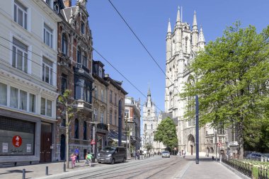 Gent, Belçika - 02.2011 olabilir: Konut ve ofis binaları şehrin tarihi merkezinde. Kule St. Bovon'ın Katedrali ve Belfries