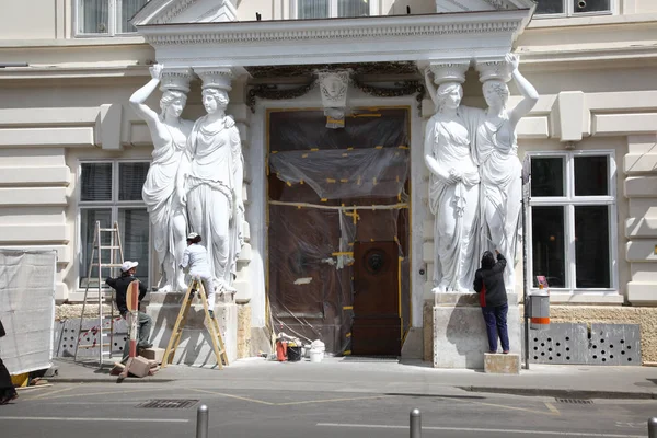 Vienna. The team of painters whitens caryatids — Stock Photo, Image