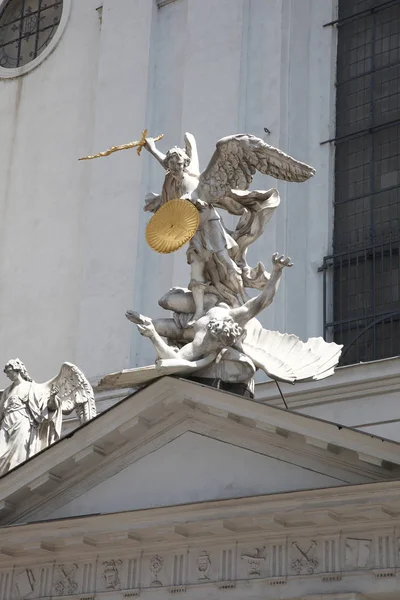 Viyana. Kilise St. Michael. Melek figürü — Stok fotoğraf