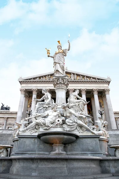 Fontein van Athena Pallas naast de Oostenrijkse parlementen — Stockfoto