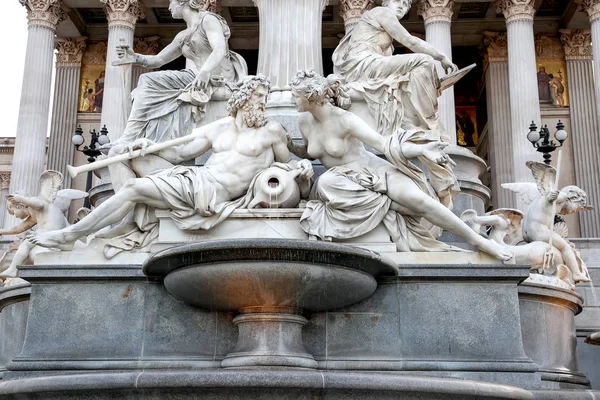 Brunnen der athena pallas neben den österreichischen Parlamenten — Stockfoto