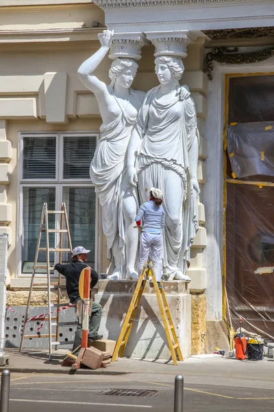 Vienna. The team of painters whitens caryatids — Stock Photo, Image