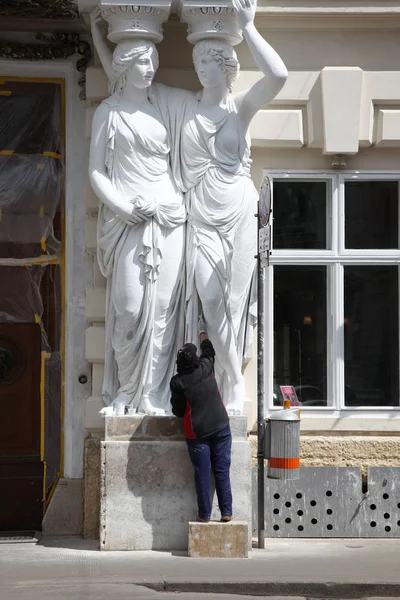 Vienna. The team of painters whitens caryatids — Stock Photo, Image