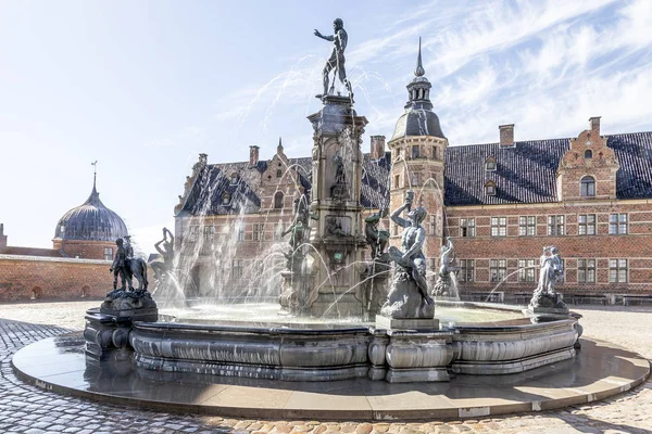 Danmark. Frederiksborgs slott i staden av Hillerod — Stockfoto
