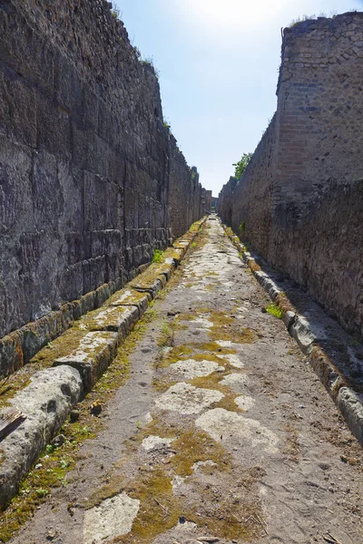 La ciudad de Pompeya enterrada bajo una capa de ceniza por el volcán M — Foto de Stock