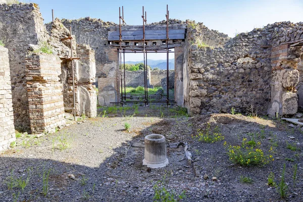 The city of Pompeii buried under a layer of ash by the volcano M — Stock Photo, Image