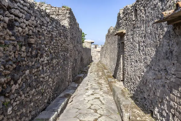 La ciudad de Pompeya enterrada bajo una capa de ceniza por el volcán M — Foto de Stock