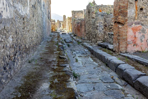 La ciudad de Pompeya enterrada bajo una capa de ceniza por el volcán M — Foto de Stock