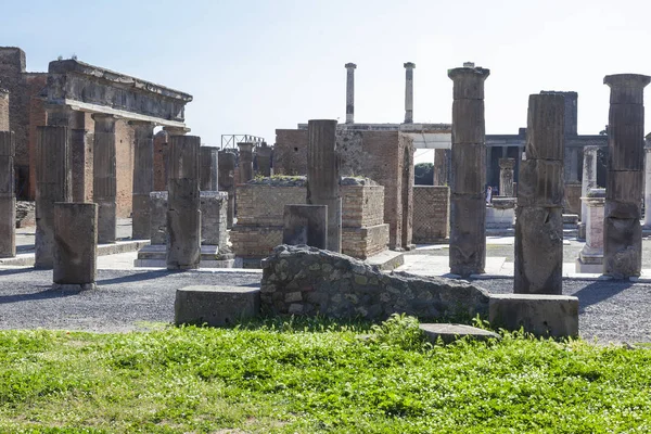 La ciudad de Pompeya enterrada bajo una capa de ceniza por el volcán M —  Fotos de Stock