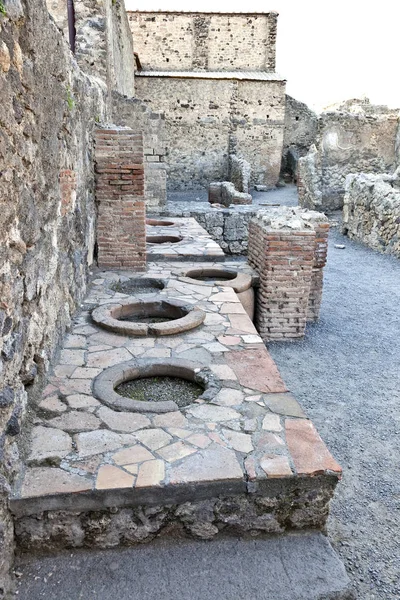 La ciudad de Pompeya enterrada bajo una capa de ceniza por el volcán M — Foto de Stock