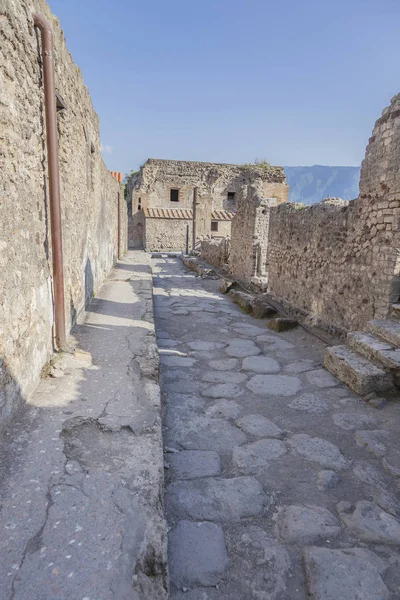 La ciudad de Pompeya enterrada bajo una capa de ceniza por el volcán M — Foto de Stock