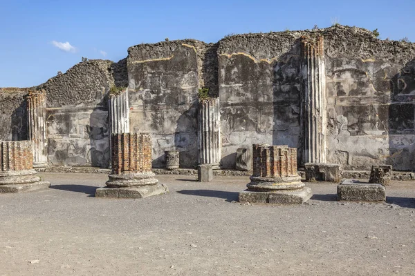 The city of Pompeii buried under a layer of ash by the volcano M — Stock Photo, Image