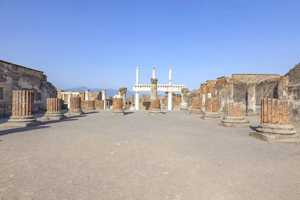 The city of Pompeii buried under a layer of ash by the volcano M — Stock Photo, Image