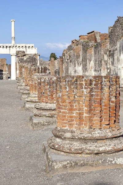 The city of Pompeii buried under a layer of ash by the volcano M — Stock Photo, Image