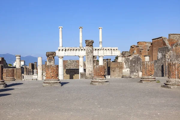 The city of Pompeii buried under a layer of ash by the volcano M — Stock Photo, Image