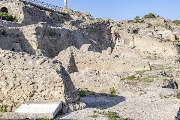 The city of Pompeii buried under a layer of ash by the volcano M — Stock Photo, Image