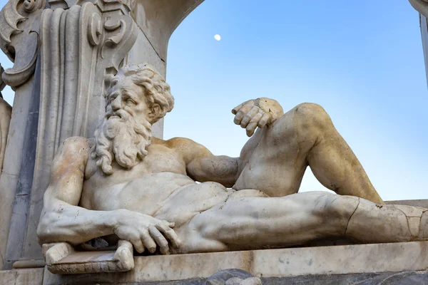 Italia. Città di Napoli. Embankment. Fontana di Sebeto — Foto Stock