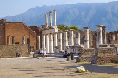 Volkan M tarafından kül tabakası altında gömülü Pompeii şehri