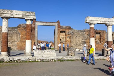 Volkan M tarafından kül tabakası altında gömülü Pompeii şehri