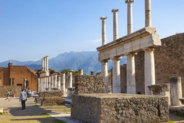 Volkan M tarafından kül tabakası altında gömülü Pompeii şehri