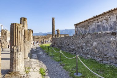 Volkan M tarafından kül tabakası altında gömülü Pompeii şehri